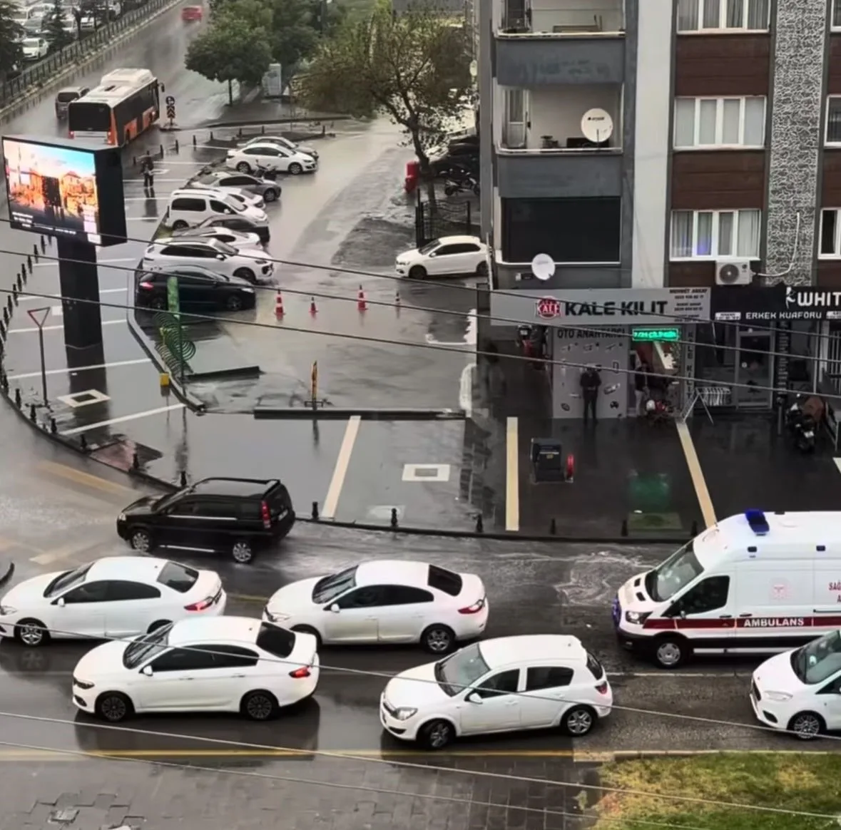 Gaziantep'te kitlenen trafiği otobüs şoförü açtı