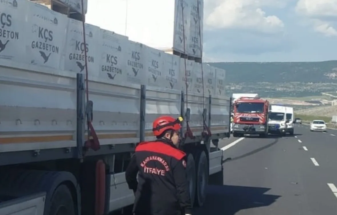 TAG Otoyolu'nda bozulan tıra yardım için duranlara başka tır çarptı: 1 ölü, 2 yaralı