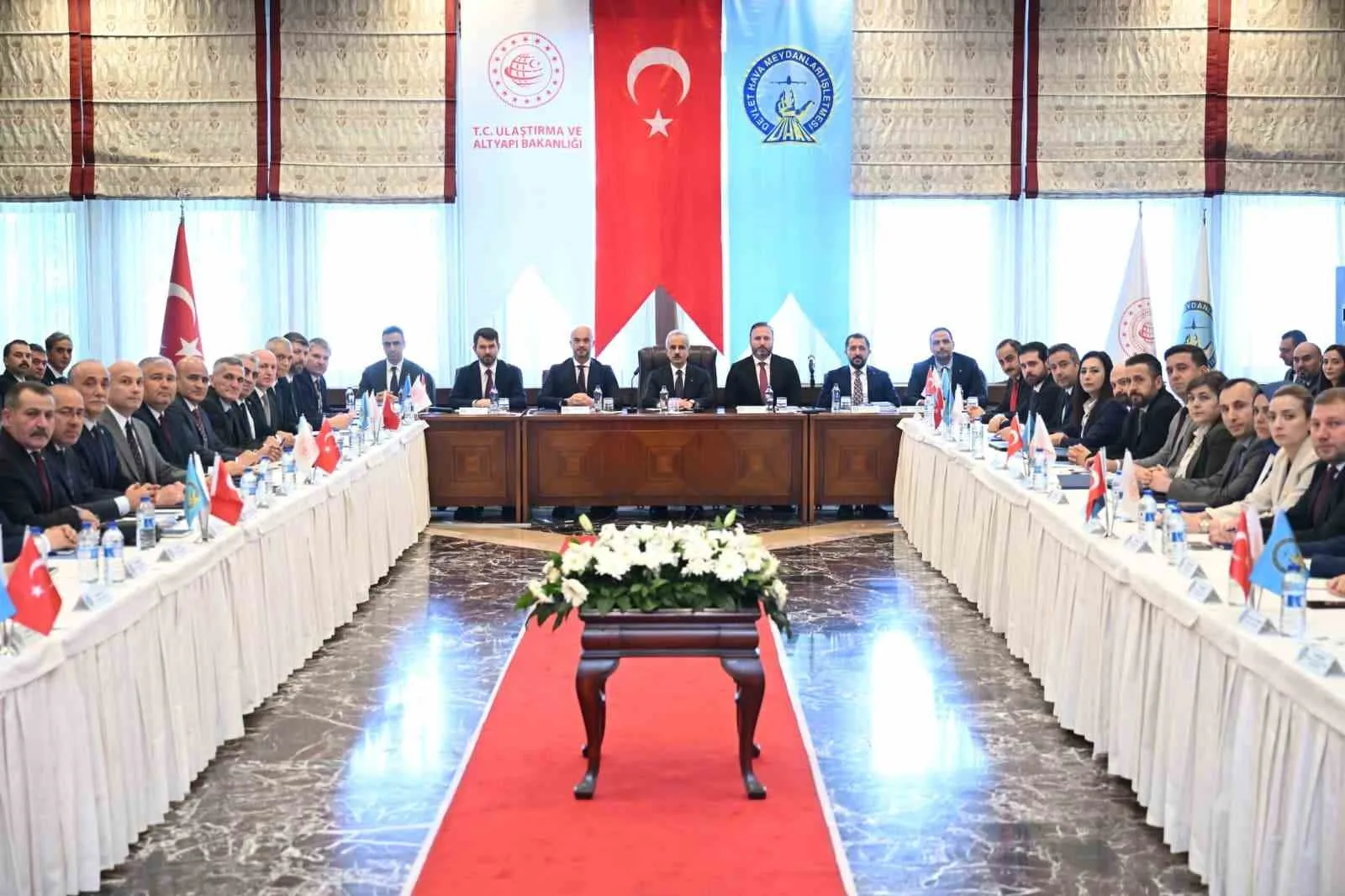 Bakan Uraloğlu: "Etimesgut Havalimanı'nda yenileme ve genişletme çalışmalarımız büyük bir hızla devam ediyor"