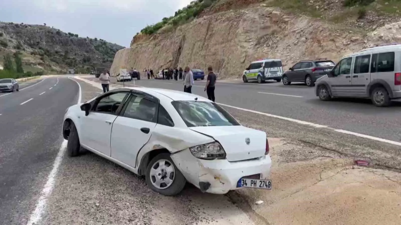 Besni'de otomobiller çarpıştı: 2 yaralı