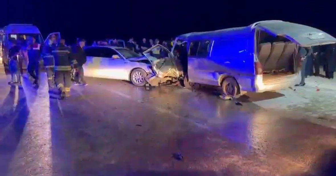 Gaziantep'te 2 araç kafa kafaya çarpıştı: 1 ölü, 12 yaralı