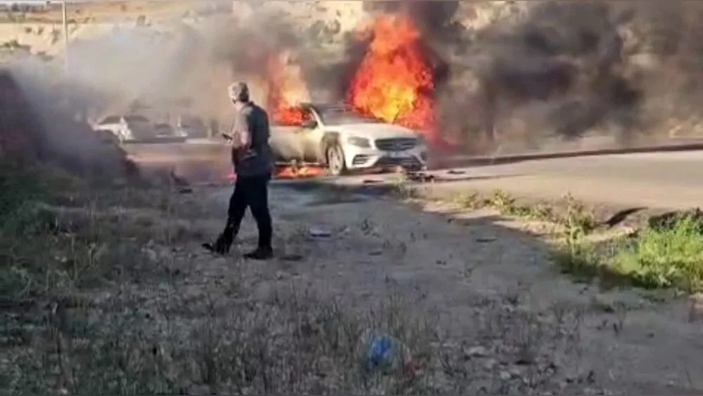 Gaziantep'te seyir halindeki lüks otomobil alev alev yandı