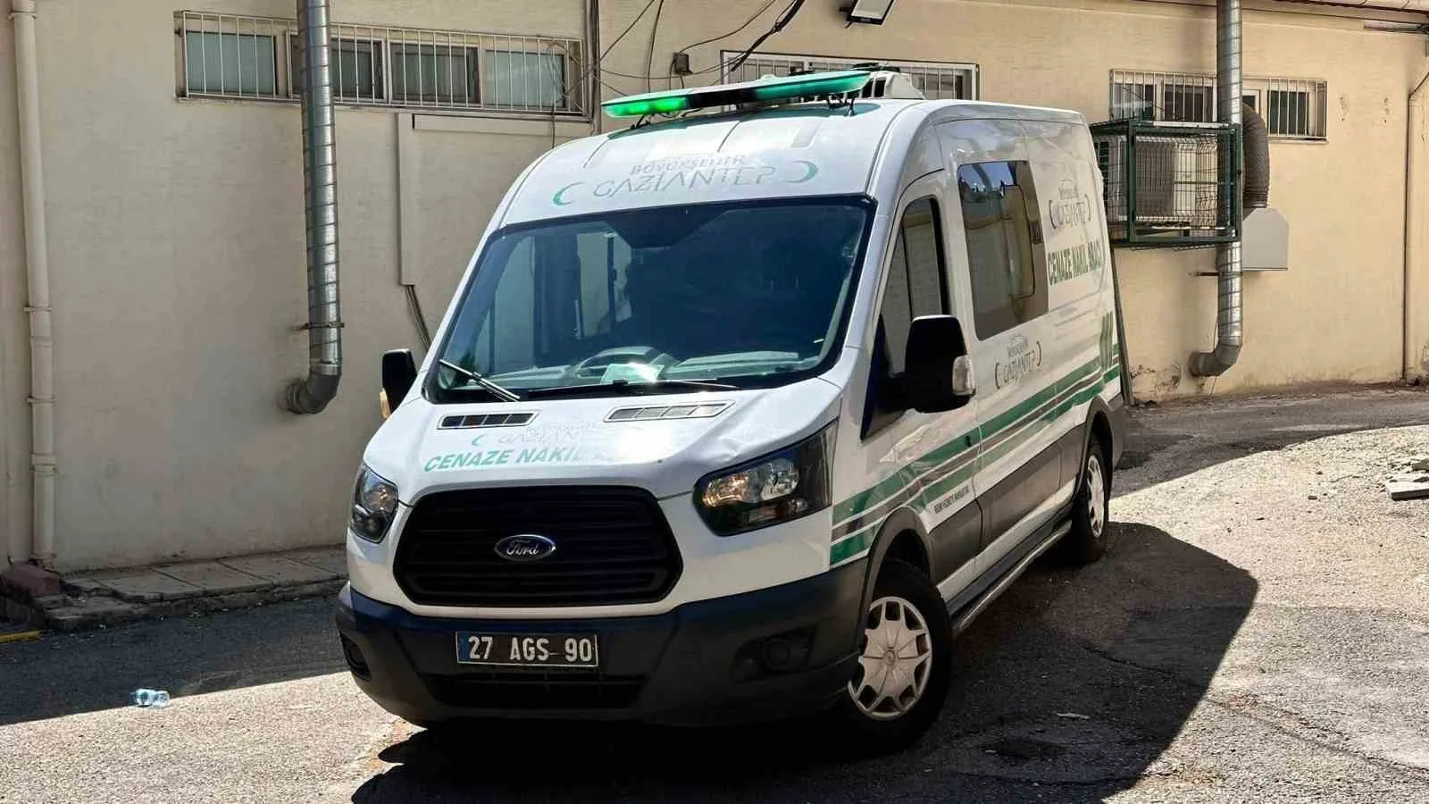 Gaziantep'te motosiklet bariyerlere çarptı: Genç sürücü hayatını kaybetti