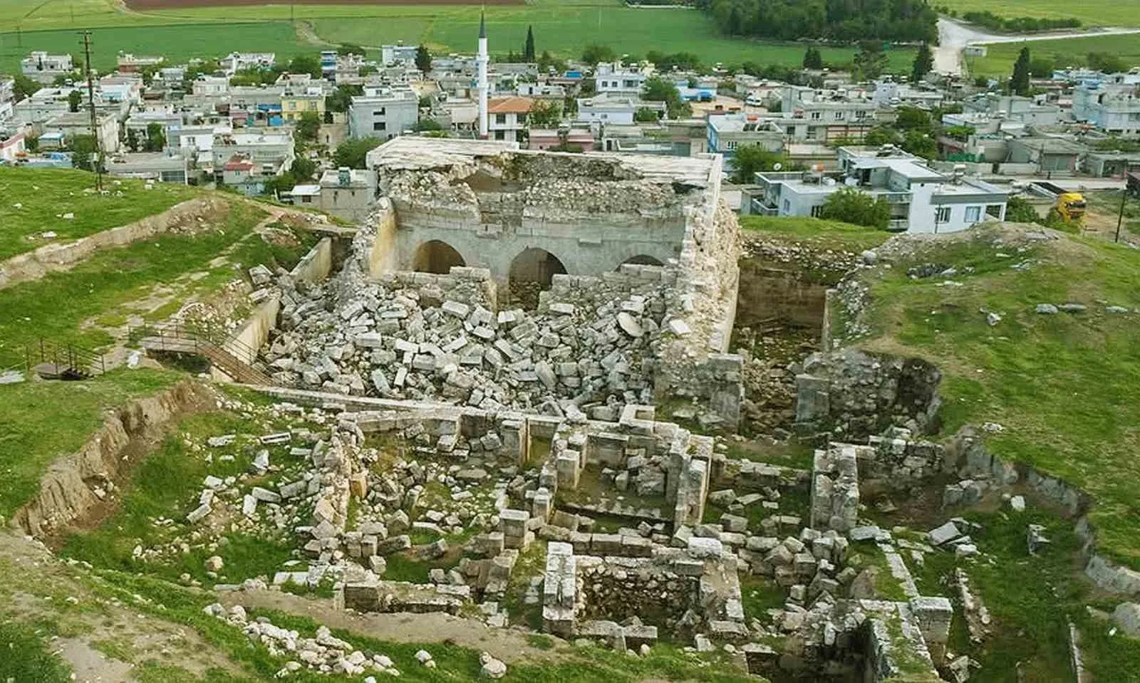 Depremde hasar gören tarihi iç kale camii restorasyon bekliyor