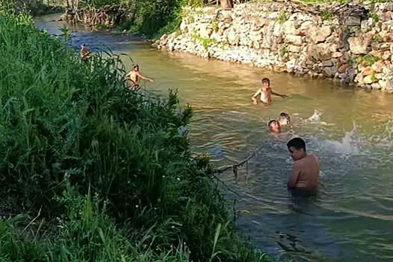 Araban'da yıllar sonra akan dereler en çok çocukları sevindirdi