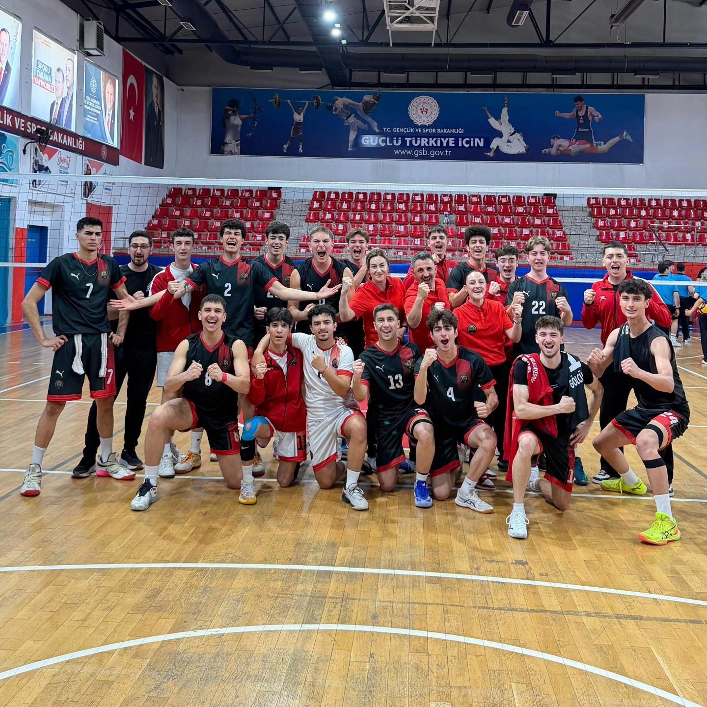 Gölcük Belediyespor Genç Erkek Voleybol Takımı, Türkiye Finalleri'ne yükseldi