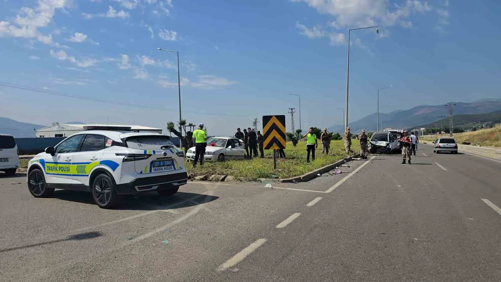Gaziantep'te 2 otomobil kavşakta çarpıştı: 1 yaralı