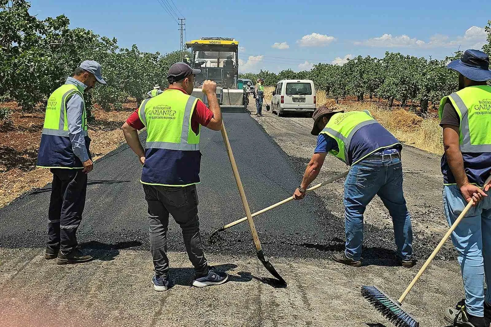 Araban'da sıcak asfalt çalışmaları devam ediyor