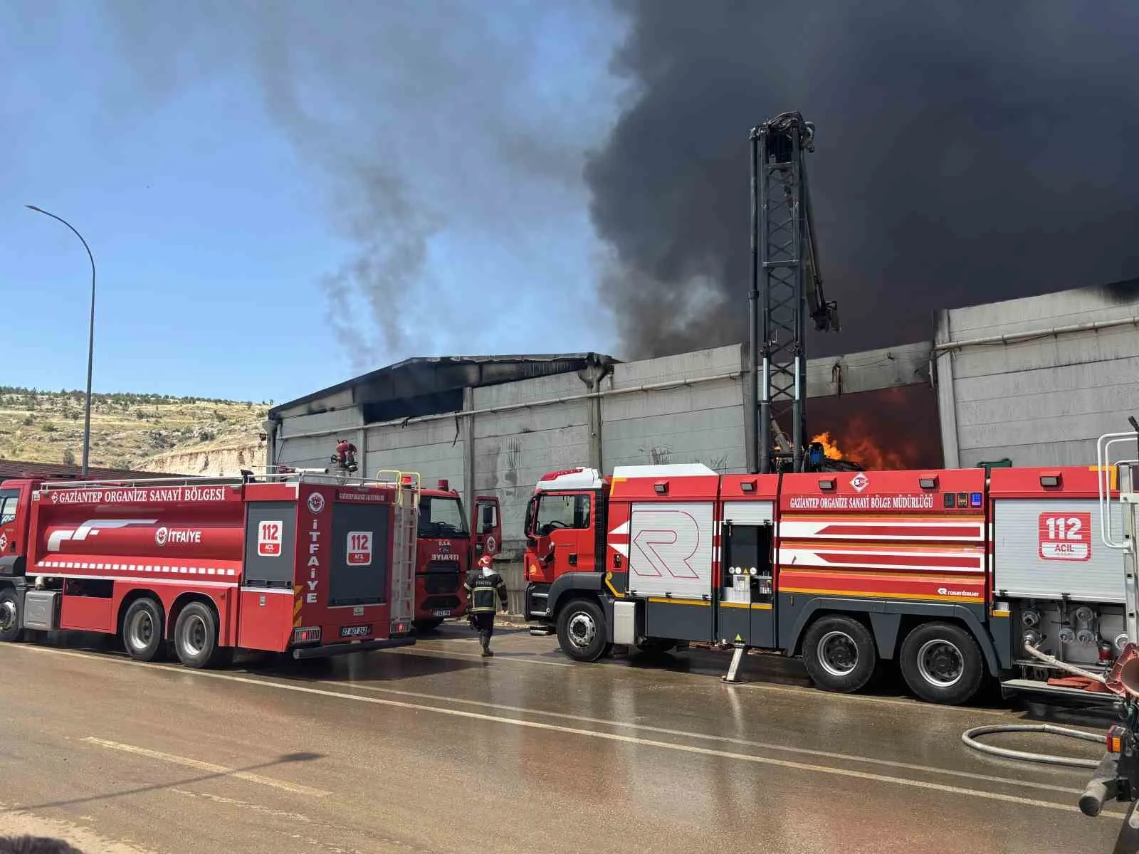 Gaziantep'te fabrika yangınına müdahale sürüyor