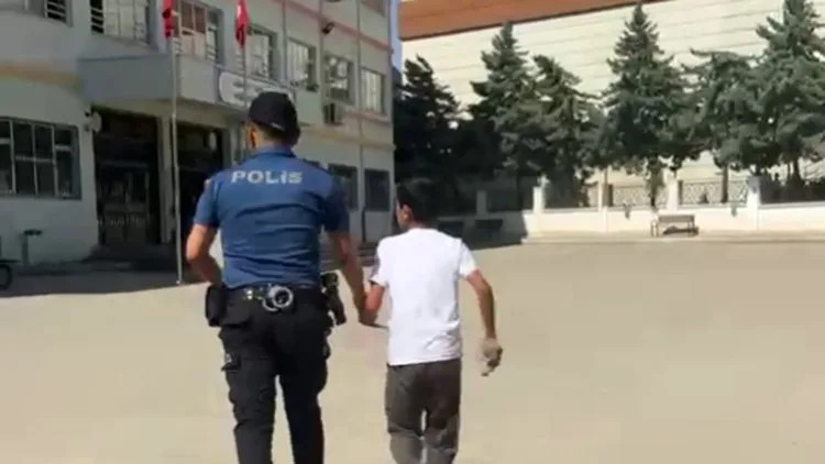 Gaziantep'te sınava geç kalan ve belgesini unutan öğrencilerin yardımına polis yetişti