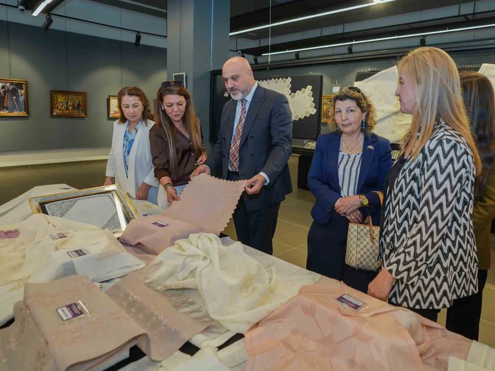Şehitkamil'de kadınların el emeği eserleri sergilendi