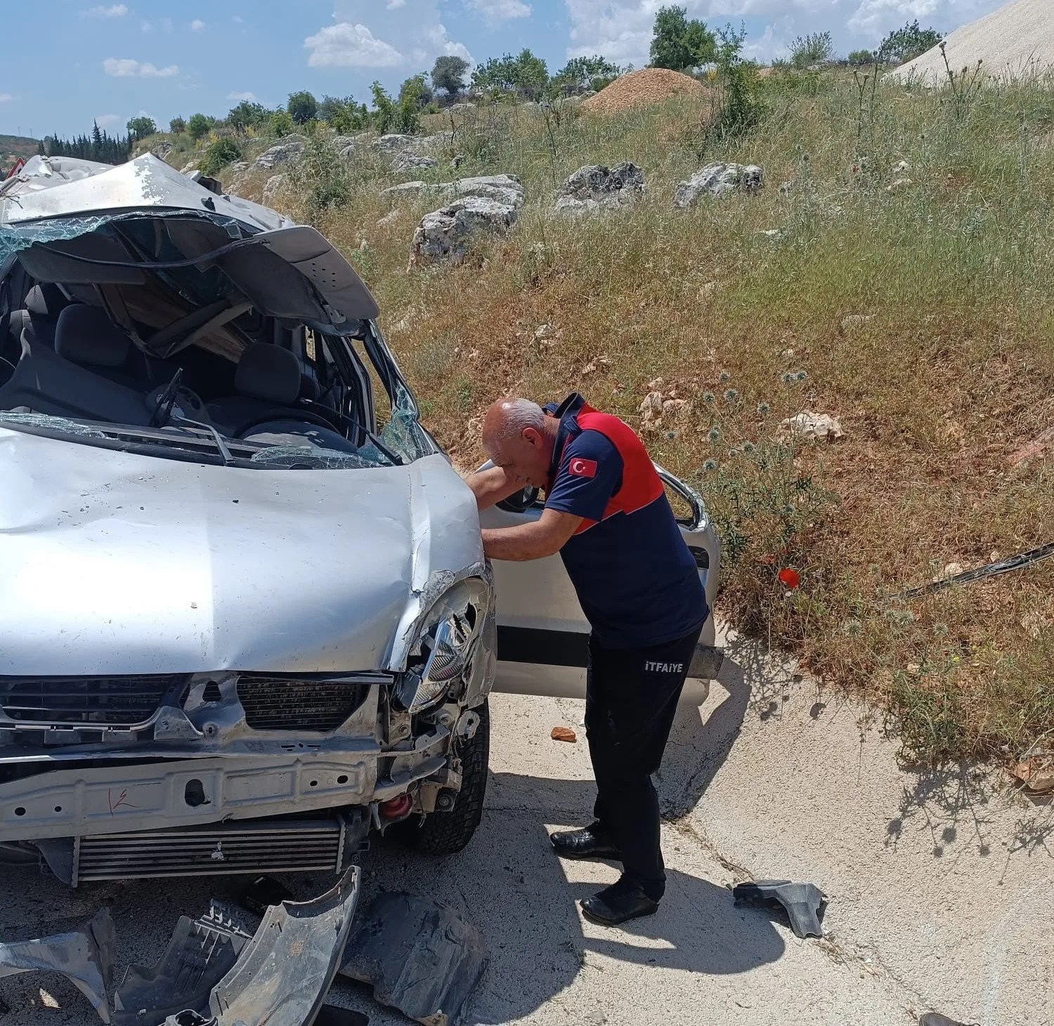 Hafif ticari araç takla attı: 1 ölü, 1 yaralı