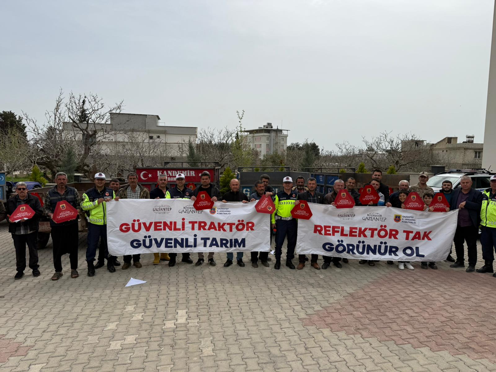 Gaziantep'te Trafik Jandarmasından Çiftçilere Güvenlik Desteği: 600 Reflektör Dağıtıldı