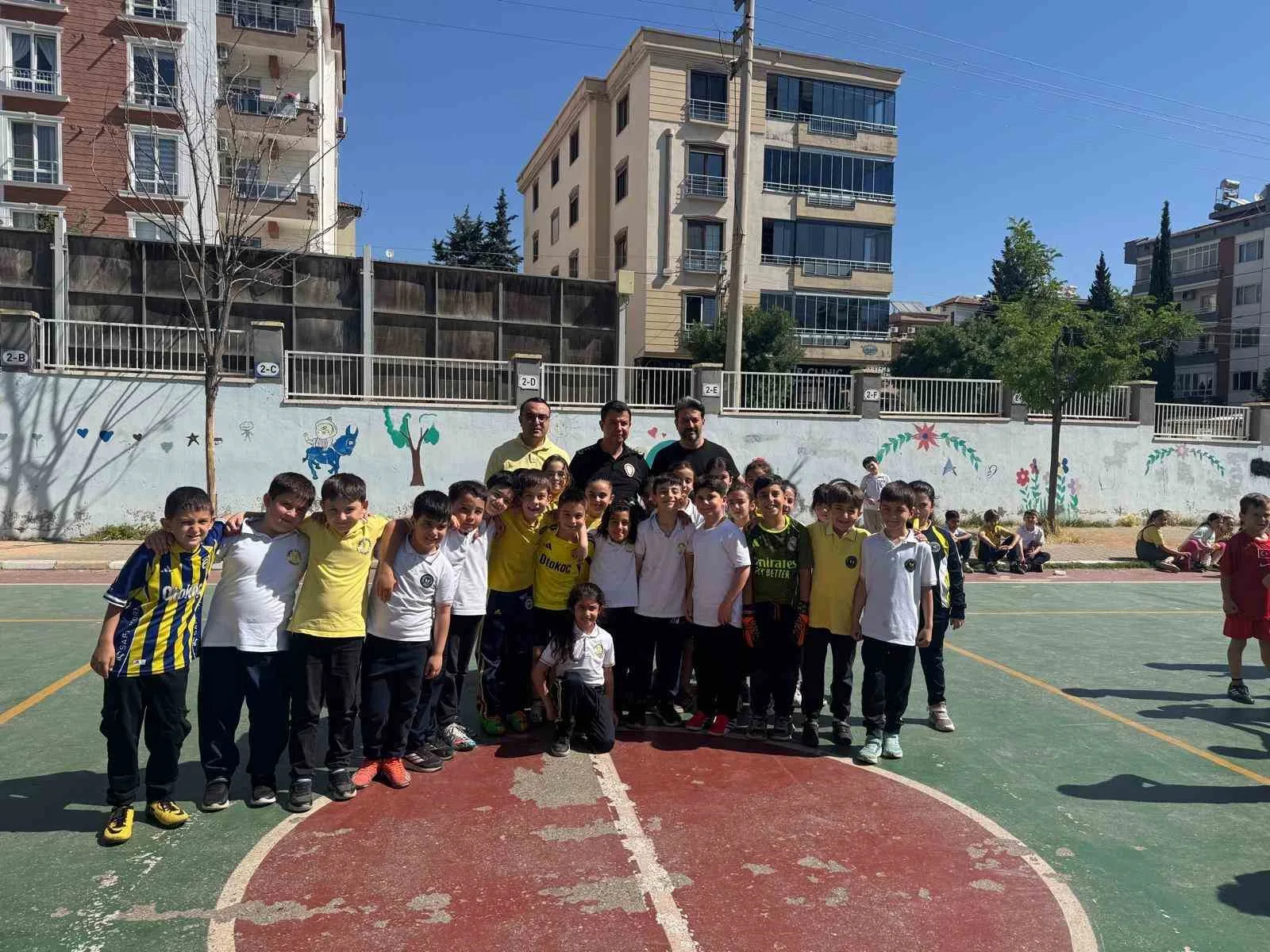 Emniyet Müdürü Özcan miniklerle futbol oynadı